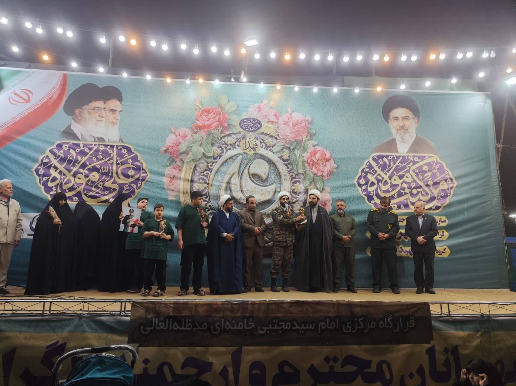 اهدا نشان «مشت گره کرده» رهبر شهید انقلاب به قرارگاه امام سیدمجتبی خامنه‌ای در قم