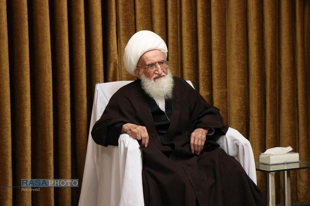 همه از رهبر انقلاب تبعیت کنند/ از هرگونه اقدام خلاف وحدت پرهیز شود