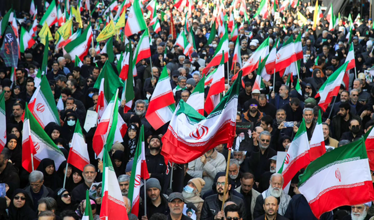 اهتزاز پرچم ایران در کنار بیرق‌های حسینی در اجتماعات مردمی شهرکرد