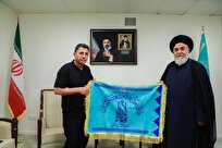 پرچمی که از قم راهی آمریکا شد
