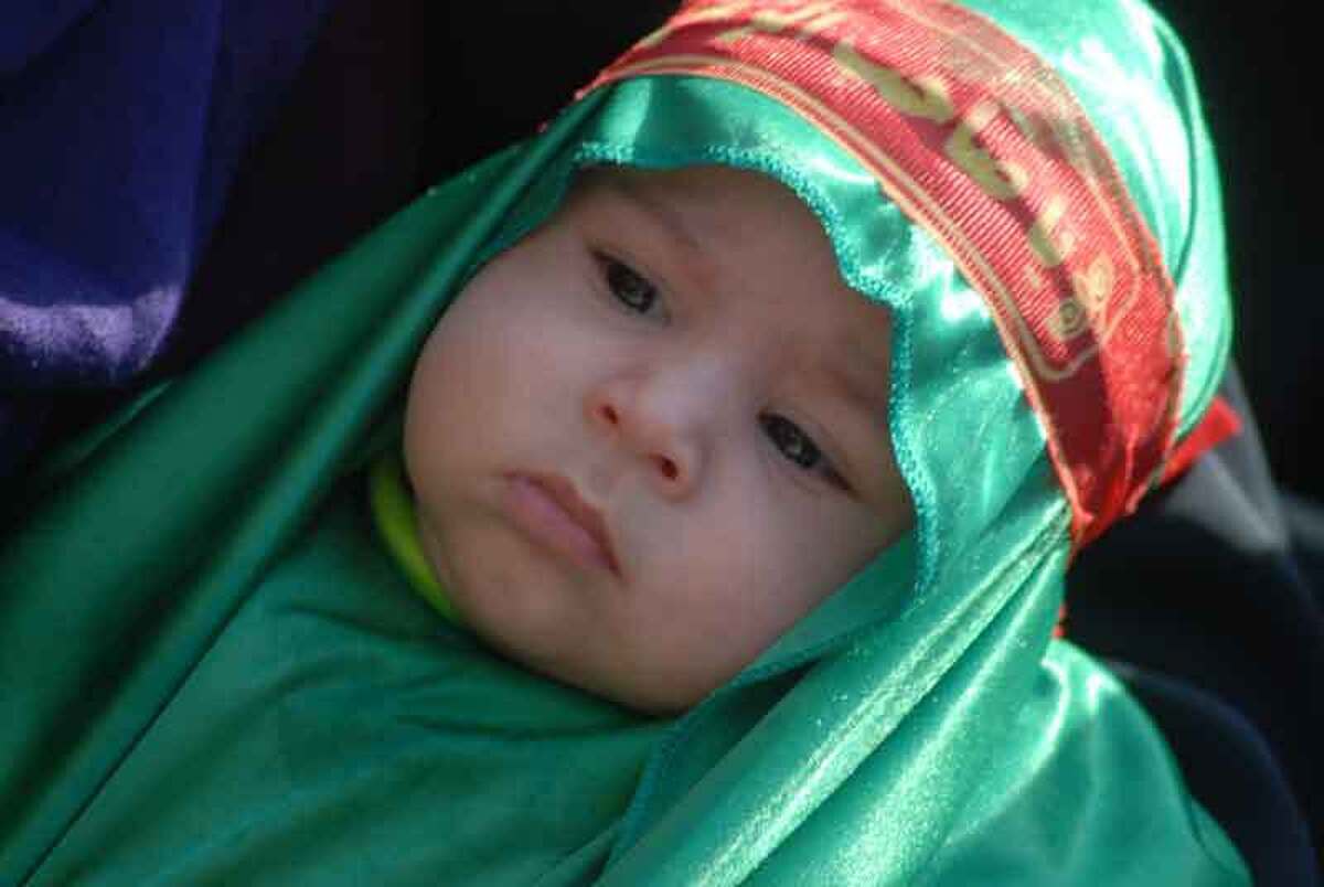 آیین جهانی شیرخوارگان حسینی همزمان با سراسر کشور در ۳۲ نقطه کاشان برگزار شد