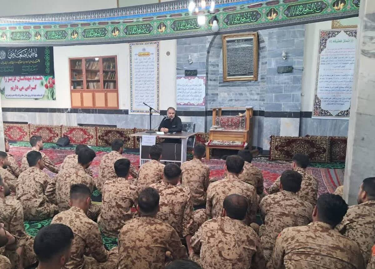 نشست صمیمی فرمانده سپاه آذرشهر با سربازان برگزار شد