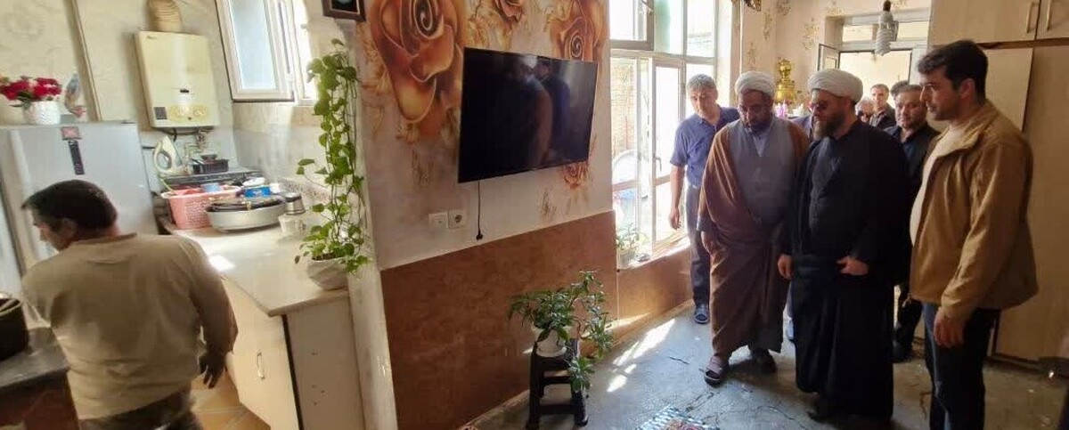 امام جمعه اهر از منازل آسیب‌دیده سیلاب در محله شله‌بران بازدید کرد