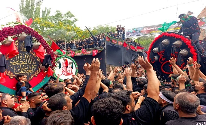 آیین سنتی نخل‌گردانی روز ششم امام حسین در نیاسر کاشان برگزار شد + عکس
