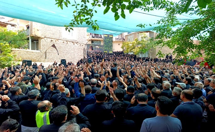 آیین سنتی نخل‌گردانی روز ششم امام حسین در نیاسر کاشان برگزار شد + عکس