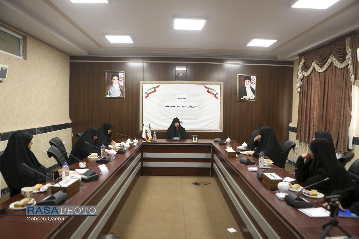 نشست هم‌اندیشی «بانوان و آیین تشییع امام شهید انقلاب» برگزار شد