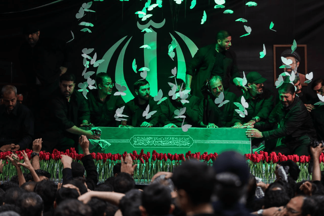 پیکر امام شهید به خانه بازگشت