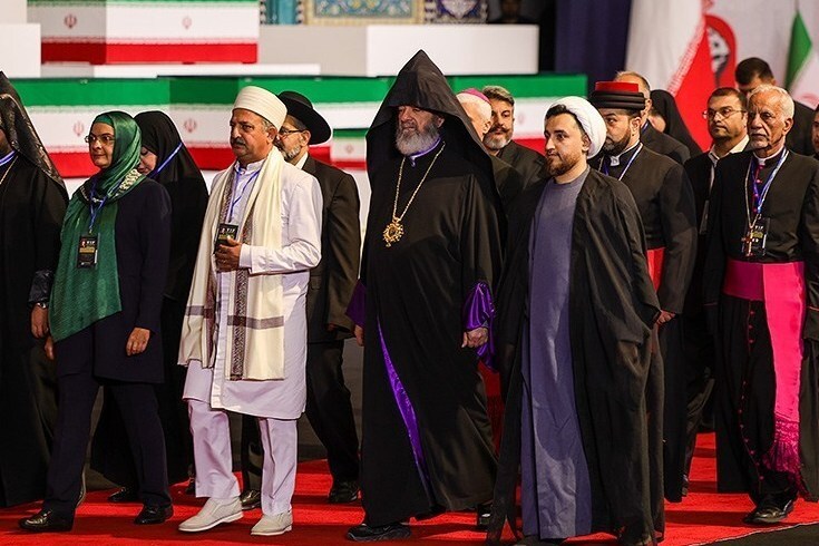 کامل نیست/ ادای احترام مهمانان و مسئولان خارجی به پیکر امام شهید