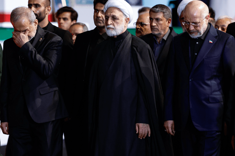 ادای احترام سران قوا و مسئولان ارشد کشور به پیکر مطهر امام شهید