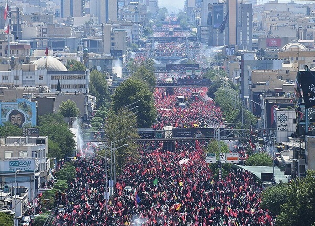 خودروی حامل پیکر مطهر رهبر شهید انقلاب در میدان آزادی متوقف شده است