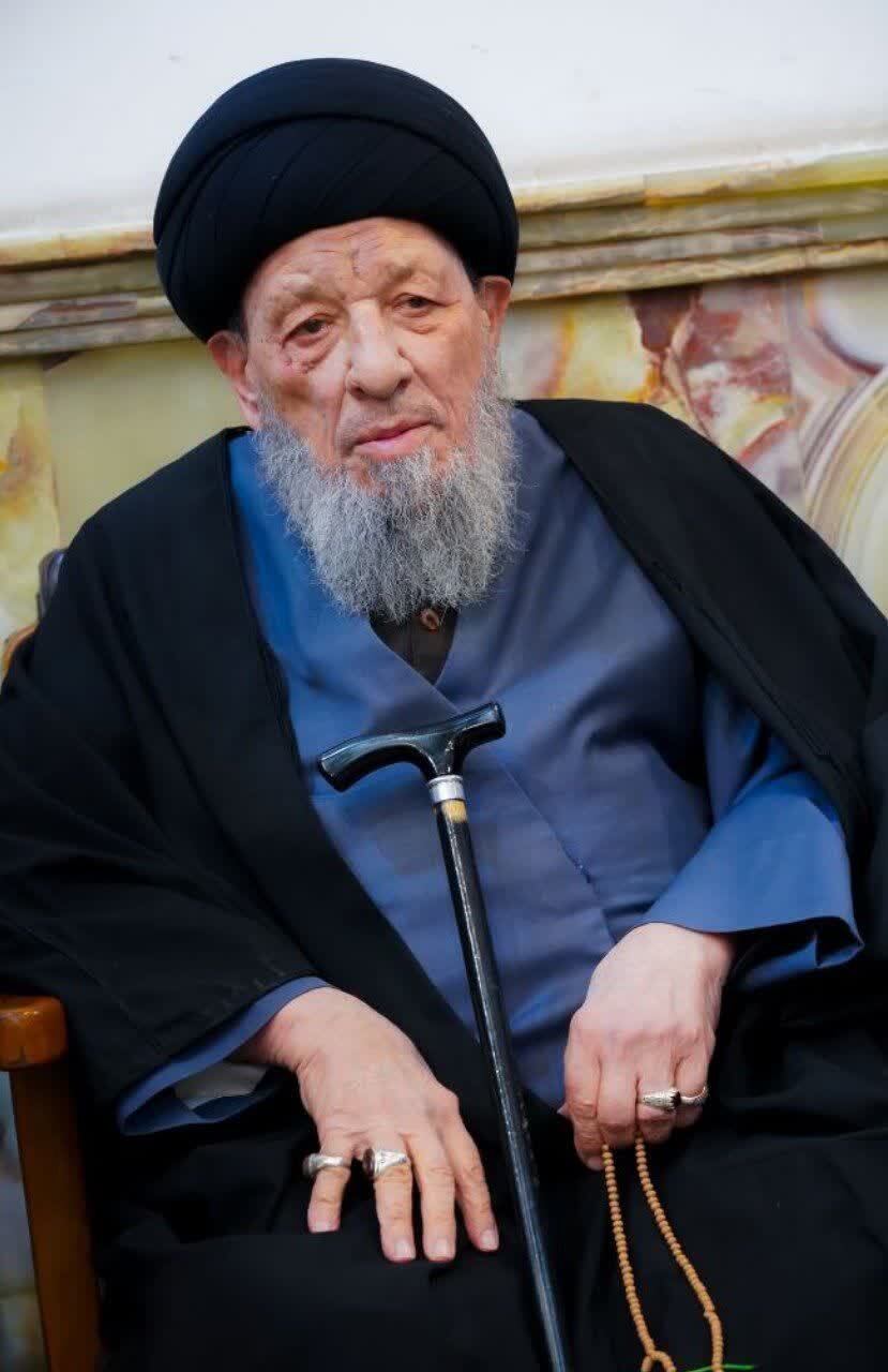  آیت‌الله حکیم بر پیکر رهبر شهید در نجف اقامه نماز می کند