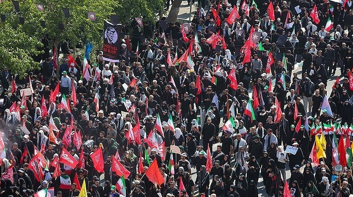 جاماندگان بدرقه امام شهید به‌پا خاستند