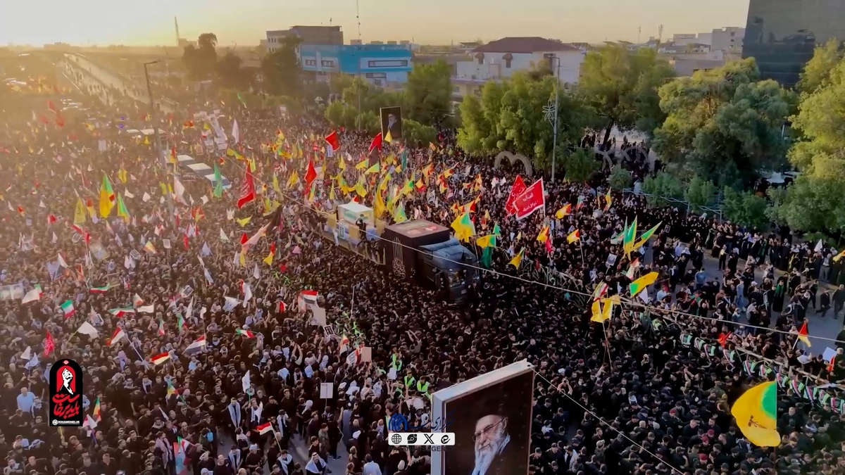قاب متفاوتی از لحظات ابتدایی تشییع پیکر رهبر شهید انقلاب در نجف اشرف