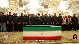 اقامه نماز بر پیکرهای شهدای خانوادۀ «آقای شهید ایران» در حرم مطهر حضرت امیرالمومنین