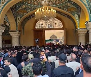 لحظۀ ورود پیکر مطهر رهبر شهید انقلاب اسلامی به حرم امیرالمومنین علیه‌السلام از نمای دیگر