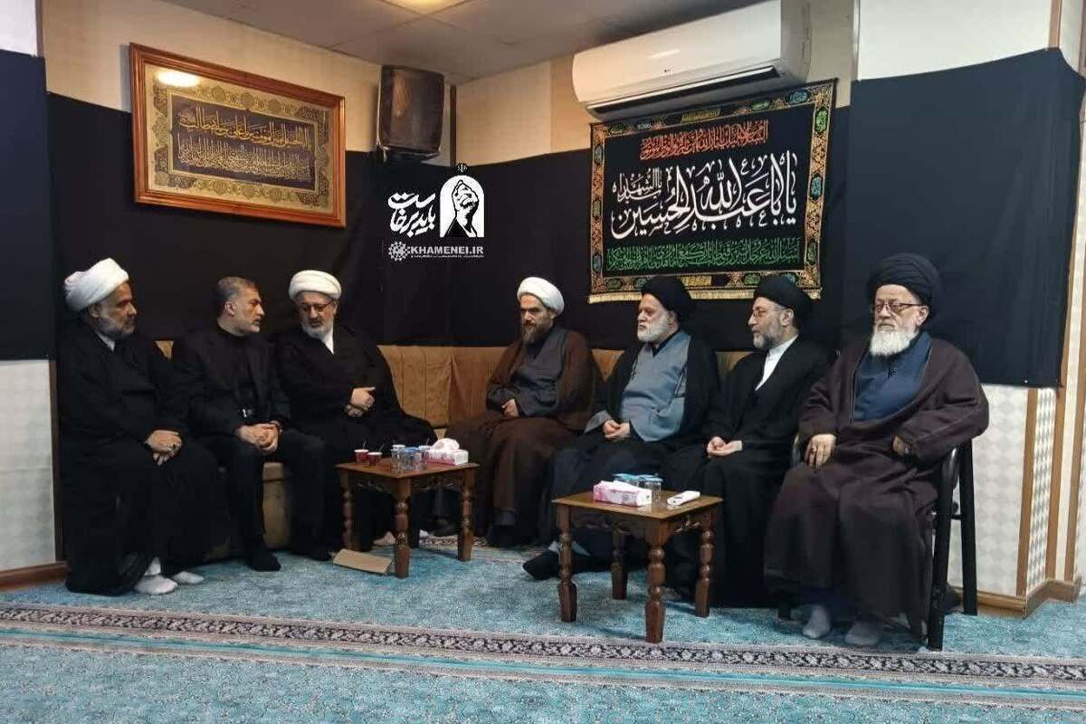 دیدار علما و نمایندگان بیوت مراجع تقلید نجف با فرزند رهبر شهید انقلاب