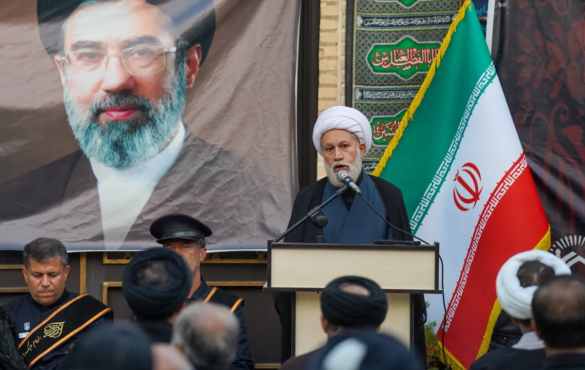 اطاعت بدون افراط و تفریط از نایب امام زمان بر همگان واجب است