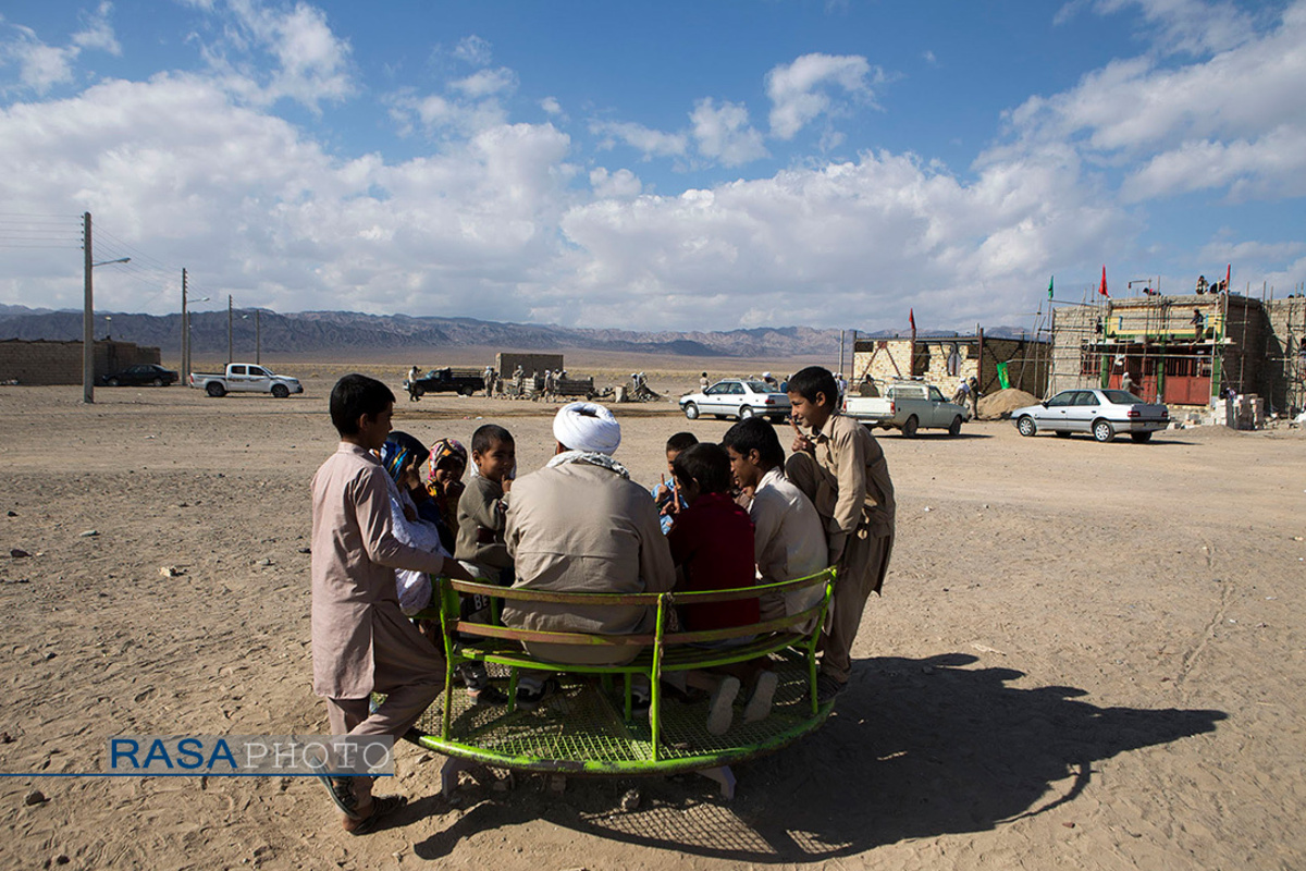 طلبه جهادگر در کنار کودکان