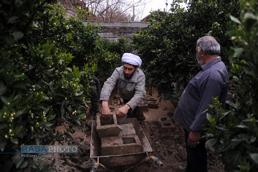 جمعی از طلاب برای کار جهادی و بازسازی خانه ای که بخشی از آن خراب شده در حال فعالیتند.| امداد رسانی به سبک جهادی به سیل زدگان استان مازندران