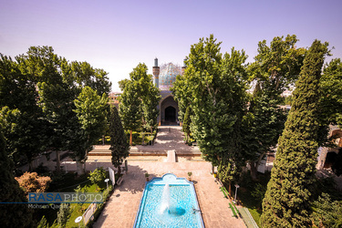 نمایی از حیاط یا همان میانسرای مدرسه علمیه تاریخی حضرت امام صادق(ع) (مدرسه چهارباغ اصفهان)