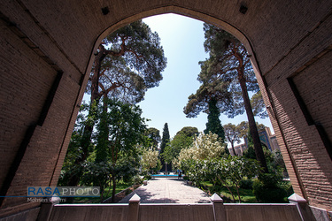 نمایی از داخل محراب واقع در قسمت شمالی مدرسه که این فضا برای ورود عموم نمازگزاران آزاد است حتی بازاریان برای استراحت های کوتاه از آن استفاده میکنند. | حوزه علمیه صدر بازار اصفهان