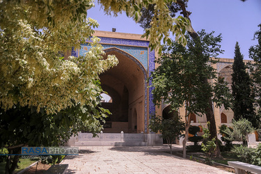 نمایی از حیاط و محراب واقع در قسمت شمالی مدرسه که این فضا برای ورود عموم نمازگزاران آزاد است حتی بازاریان برای استراحت های کوتاه از آن استفاده میکنند. | حوزه علمیه صدر بازار اصفهان