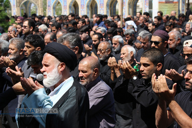 نماز جماعت ظهر عاشورا و قرائت زیارت ناحیه مقدسه در جوار قبور مطهر شهدای دامغان