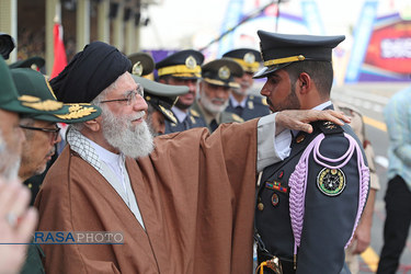 مراسم دانش‌آموختگی دانشجویان دانشگاههای افسری ارتش در دانشگاه خاتم‌الانبیاء(ص) با حضور رهبر انقلاب