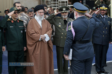 مراسم دانش‌آموختگی دانشجویان دانشگاههای افسری ارتش در دانشگاه خاتم‌الانبیاء(ص) با حضور رهبر انقلاب