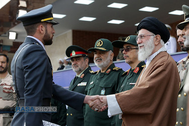 مراسم دانش‌آموختگی دانشجویان دانشگاههای افسری ارتش در دانشگاه خاتم‌الانبیاء(ص) با حضور رهبر انقلاب