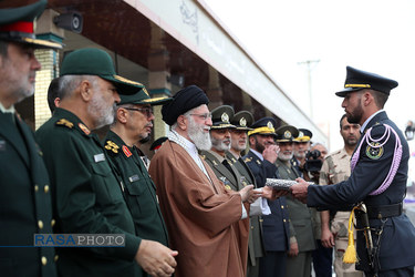 مراسم دانش‌آموختگی دانشجویان دانشگاههای افسری ارتش در دانشگاه خاتم‌الانبیاء(ص) با حضور رهبر انقلاب