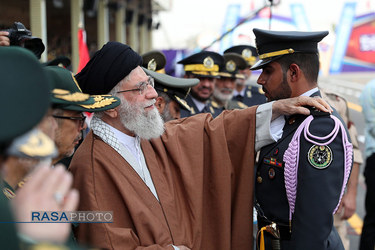 مراسم دانش‌آموختگی دانشجویان دانشگاههای افسری ارتش در دانشگاه خاتم‌الانبیاء(ص) با حضور رهبر انقلاب