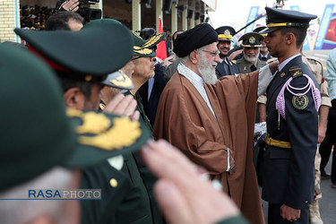 مراسم دانش‌آموختگی دانشجویان دانشگاههای افسری ارتش در دانشگاه خاتم‌الانبیاء(ص) با حضور رهبر انقلاب