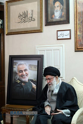 حضور رهبر معظم انقلاب اسلامی در منزل سردار شهید سپهبد سلیمانی