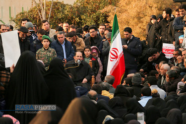 عزاداری شهادت حاج قاسم سلیمانی در کنار مزار شهید کاظمی