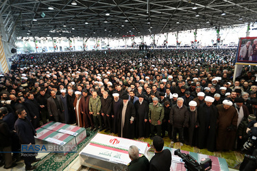 اقامه نماز توسط مقام معظم رهبری بر پیکر سپهبد شهید حاج قاسم سلیمانی و یارانش