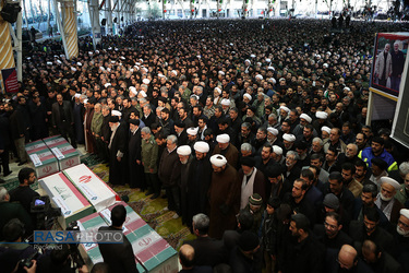 اقامه نماز توسط مقام معظم رهبری بر پیکر سپهبد شهید حاج قاسم سلیمانی و یارانش