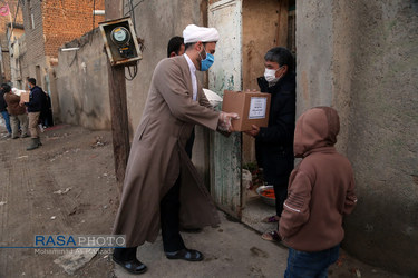 بسته بندی و توزیع ۱۵۰۰ بسته اقلام غذایی و بهداشتی در میان نیازمندان قم