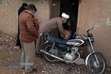 بسته بندی و توزیع ۱۵۰۰ بسته اقلام غذایی و بهداشتی در میان نیازمندان قم