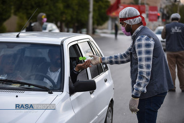 ضد عفونی خودرو‌ها توسط طلاب و دانشجویان در شیراز