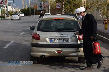 ضد عفونی خودرو‌ها توسط طلاب و دانشجویان در شیراز