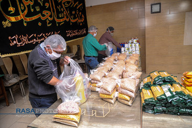 هیئتی‌ها در میدان مبارزه با کرونا | بسته بندی و توزیع مواد غذایی و بهداشتی برای خانواده های نیازمندان مبتلا به کرونا توسط هیئت کف العباس (ع) قم