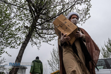 بسته بندی و توزیع مواد غذایی در میان نیازمندان توسط طلاب جهادی گیلان