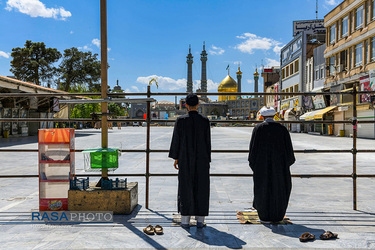 در‌های حرم مطهر حضرت معصومه (سلام الله علیها) از ۲۶ اسفند ۱۳۹۸ به روی زائران بسته شد. اکنون شاهد جلوه‌های زیبای کمتر دیده شده، از ابراز ارادت به محبان خاندان پیامبر هستیم.