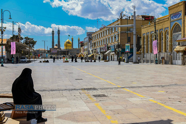 در‌های حرم مطهر حضرت معصومه (سلام الله علیها) از ۲۶ اسفند ۱۳۹۸ به روی زائران بسته شد. اکنون شاهد جلوه‌های زیبای کمتر دیده شده، از ابراز ارادت به محبان خاندان پیامبر هستیم.