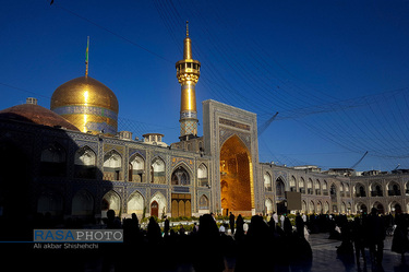 حضور زائران در حرم امام رضا (علیه السلام) پس از بازگشایی