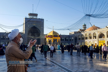 حضور زائران در حرم امام رضا (علیه السلام) پس از بازگشایی