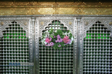 گل آرایی ضریح حرم حضرت معصومه (سلام الله علیها) در آغاز دهه کرامت