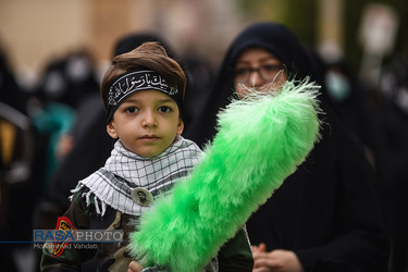 استقبال از پیکر پاک شهید گمنام در مراسم عزاداری ۲۸ صفر