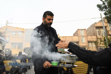 استقبال از پیکر پاک شهید گمنام در مراسم عزاداری ۲۸ صفر